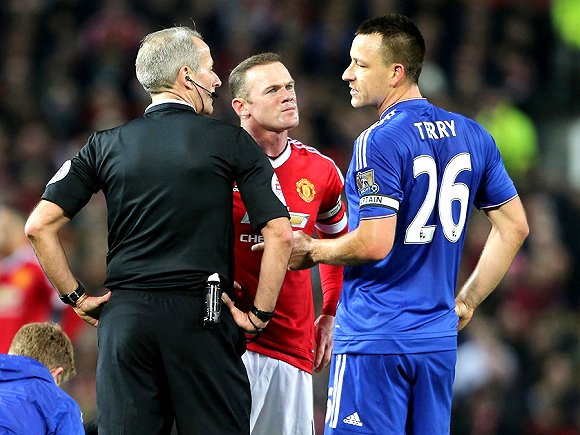 有人拍打他 有人拍打他